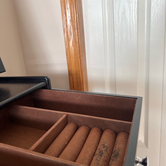 Jewelry box. Good condition. - Picture 3 of 3